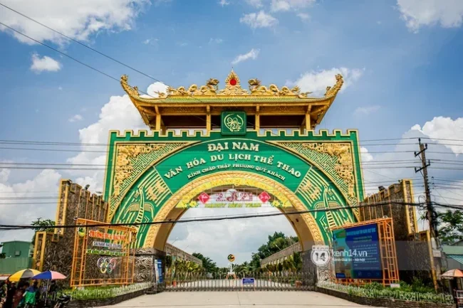 Cánh cổng chào của khu du lịch Đại Nam
