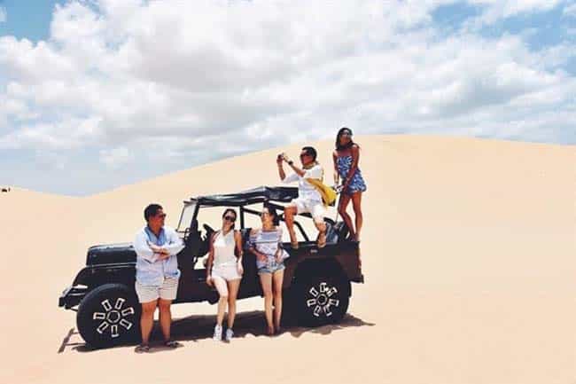 Bạn có thể thuê cho mình chiếc xe jeep đưa bạn chạy trên những đồi cát thơ mộng ở Bàu Trắng