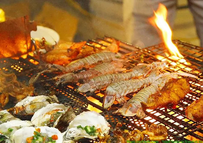 Trải nghiệm bữa tiệc BBQ trên biển đêm, với các món hải sản thơm lừng.