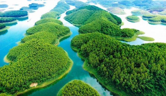 Hồ Thác Bà nằm ở tỉnh Yên Bái, rộng 25000 ha