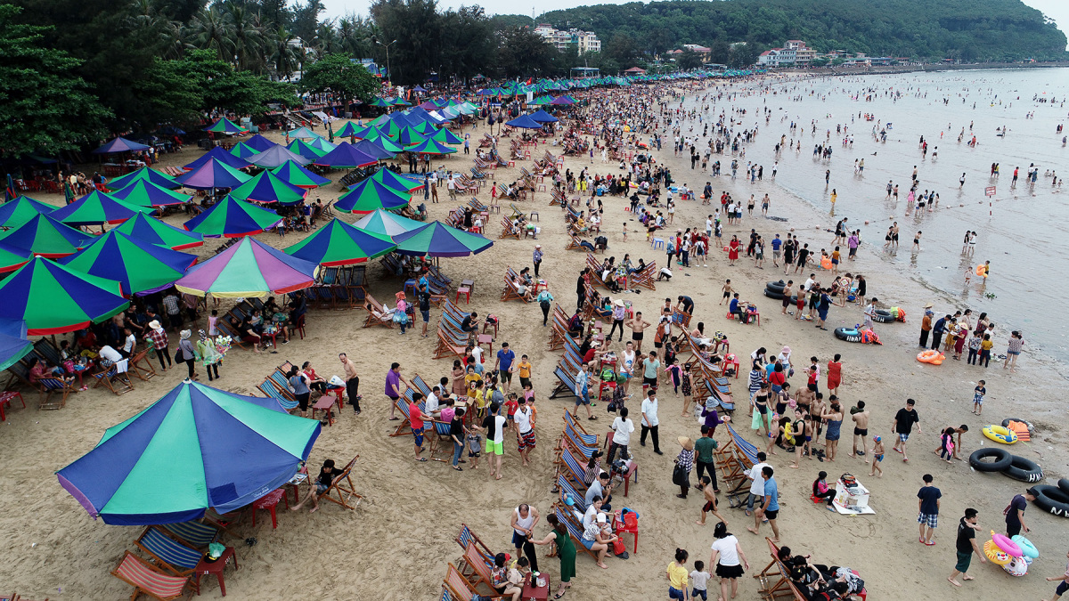 Bãi biển Đồ Son thu hút đông đúc khách du lịch vào mỗi dịp nghỉ lễ 