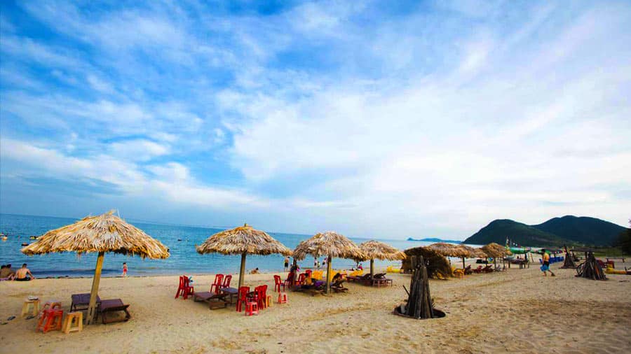 Bãi tắm Quan Lạn hút hồn khách du lịch với biển xanh, cát trắng, nắng vàng