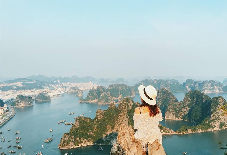 Núi Bài Thơ – địa điểm tuyệt vời để ngắm trọn vẹn vẻ đẹp thơ mộng của vịnh Hạ Long