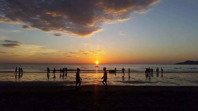 Du khách trên bãi biển Sầm Sơn vào buổi sớm