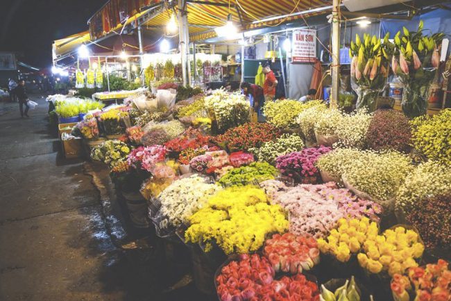 Chợ hoa Quảng Bá tấp nập mỗi đêm