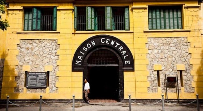 Nhà tù Hỏa Lò thu hút khách du lịch
