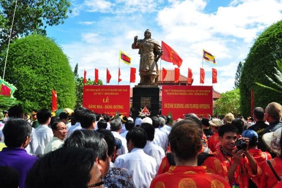 Dâng hương tại bảo tàng vua Quang Trung