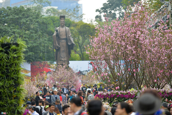 Vườn hoa là không gian công cộng, thường xuyên được thành phố tận dụng để tổ chức các lễ hội giao lưu văn hóa.