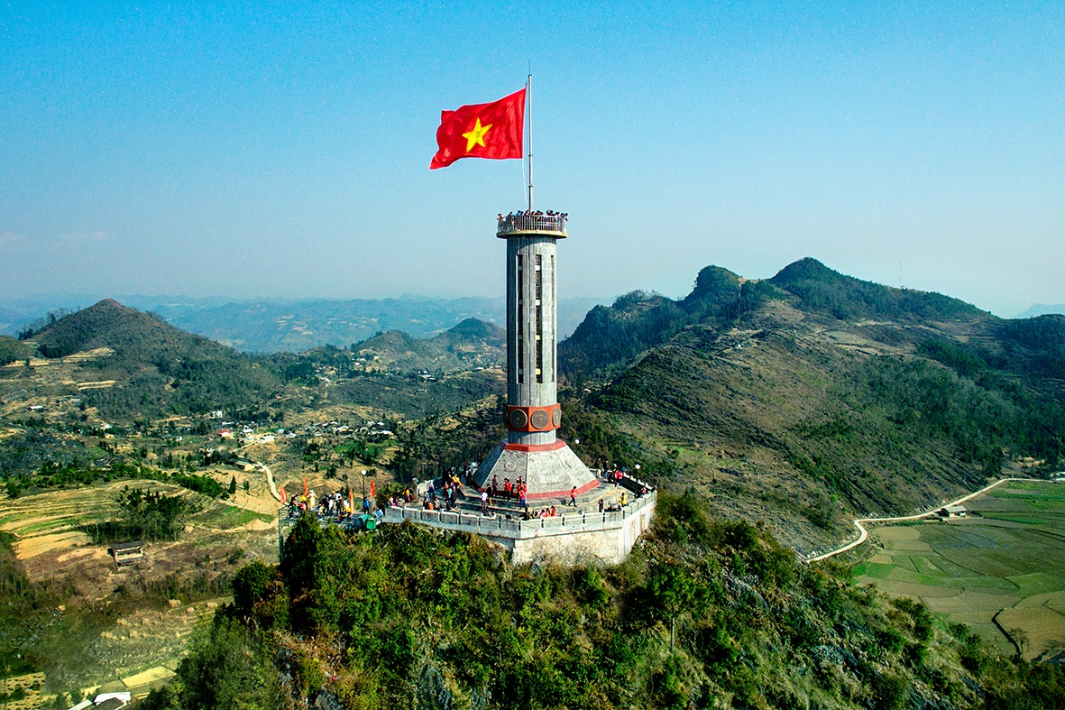Cột cờ Lũng Cú uy nguy giữa rúi rừng, thể hiện niềm tự tôn của dân tộc Việt.