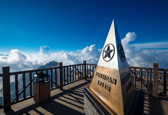 Đứng trên đỉnh Fansipan, du khách sẽ được tận hưởng cảm giác như chạm vào mây và chiêm ngưỡng cảnh mây trời hòa quyện cùng núi non nơi vùng cao Tây Bắc