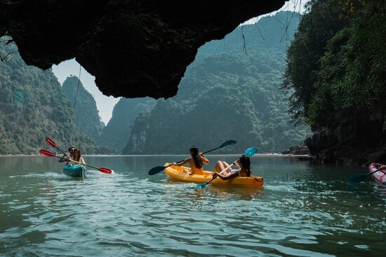 Chèo kayak là hoạt động cực kỳ thú vị ở vịnh Hạ Long bạn không nên bỏ qua