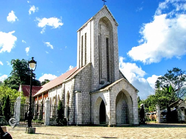 Nhà thờ đá Sa Pa được nhiều người biết đến là công trình kiến trúc cổ toàn vẹn nhất được xây dựng bởi người Pháp tại Sa Pa