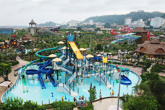 Công viên nước Typhoon Water Hạ Long nằm trong quần thể khu vui chơi giải trí SunWorld Hạ Long, là điểm đến số 1 của nhiều bạn trẻ.
