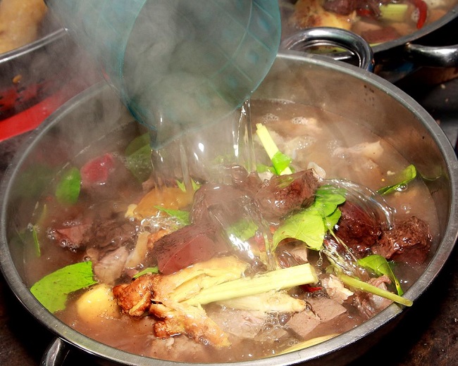 Thắng cố là món ăn truyền thống của dân tộc Mông, được nấu từ nội tạng và xương của ngựa, bò, lợn