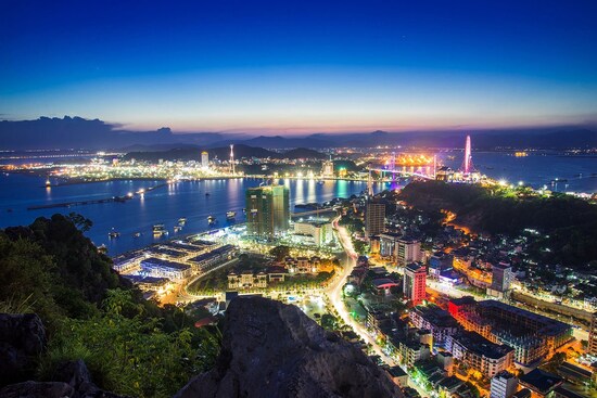 Cùng ngắm nhìn thành phố Hạ Long không ngủ về đêm