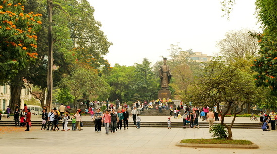 Khuôn viên rộng rãi, mát mẻ của vườn hoa Lý Thái Tổ.