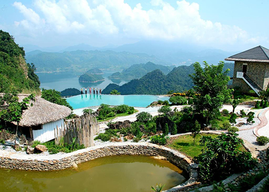 Ba Khan là điểm du lịch nổi tiếng bên hồ Hòa Bình bạn không nên bỏ lỡ.