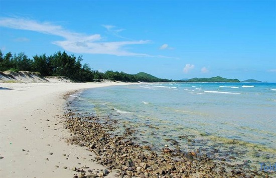 Bãi biển Sơn Hào - một trong những bãi biển đẹp nhất Vân Đồn