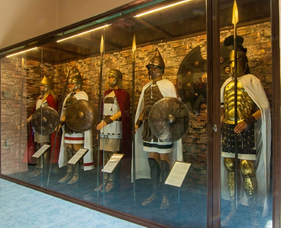 Bảo tàng vũ khí cổ Robert Taylor trưng bày quân phục binh lính các quốc gia