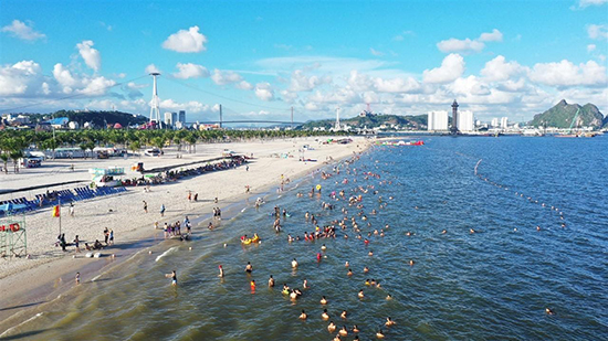 Biển Bãi Cháy là bãi biển rộng nhất thành phố Hạ Long, thu hút được mọi ánh nhìn của khách du lịch.