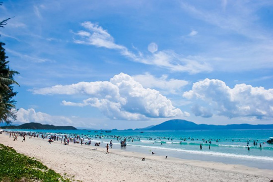 Biển Bãi Cháy — Là bãi biển rộng nhất thành phố Hạ Long, thu hút được mọi ánh nhìn của khách du lịch.