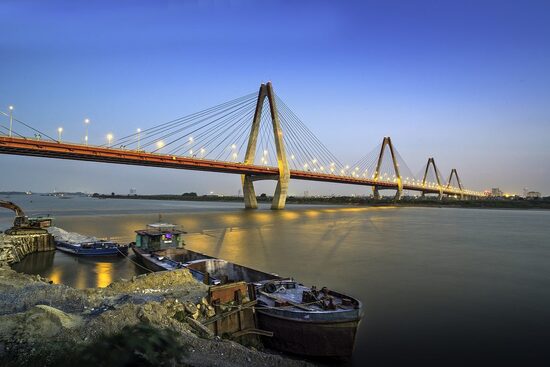 Cầu Nhật Tân dài lên đến gần 4km và là câu cầu dây văng liên tiếp đầu tiên ở châu Á
