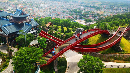 Cầu Koi Hạ Long là cây cầu thuộc khuôn viên Sun World Halong Complex, với thiết kế độc đáo nên được rất nhiều du khách yêu thích.