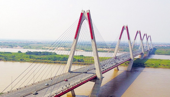 Cầu Nhật Tân có 2 chiều, mỗi chiều gồm 4 làn đường cho xe ô tô, xe máy,...
