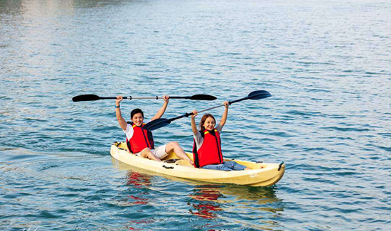 Du lịch Cát Bà chèo thuyền kayak vi vu trên Vịnh Lan Hạ là một trải nghiệm vô cùng tuyệt vời.