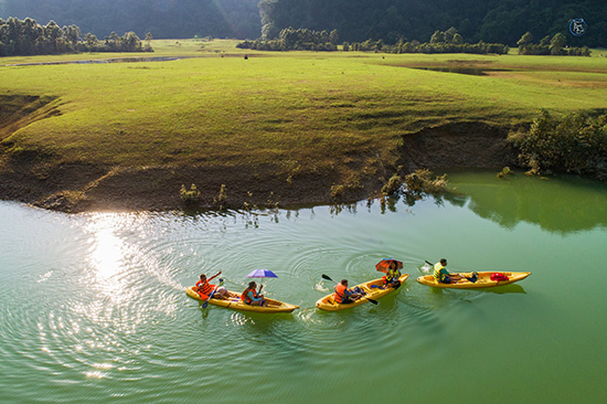 Du khách có thể thoải mái chèo mảng hay thuyền kayak trên hồ chiêm ngưỡng cảnh sắc núi non và trải nghiệm các hoạt động câu cá.