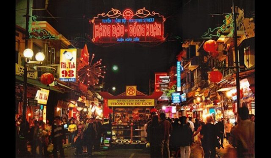 Chợ đêm phố cổ Hà Nội nằm trên các tuyến phố kéo dài 3km từ phố Hàng Đào đến cổng chợ Đồng Xuân.