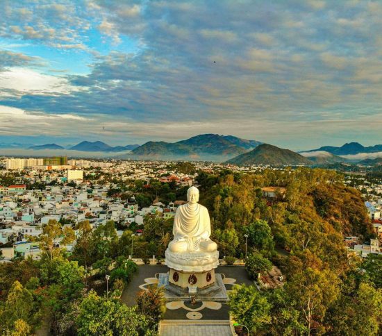 Chùa Long Sơn nổi tiếng với bức tượng Phật khổng lồ