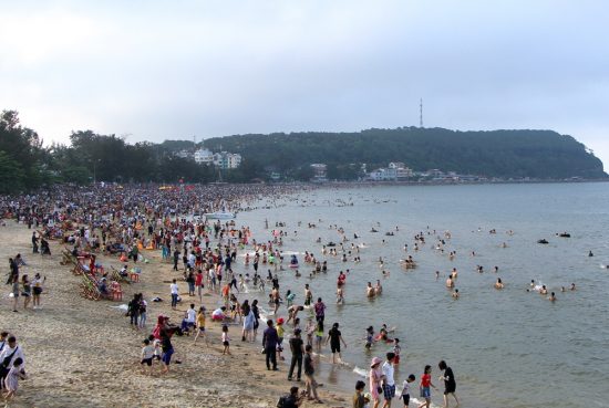 Biển Đồ Sơn mùa du lịch cao điểm rất đông khách du lịch