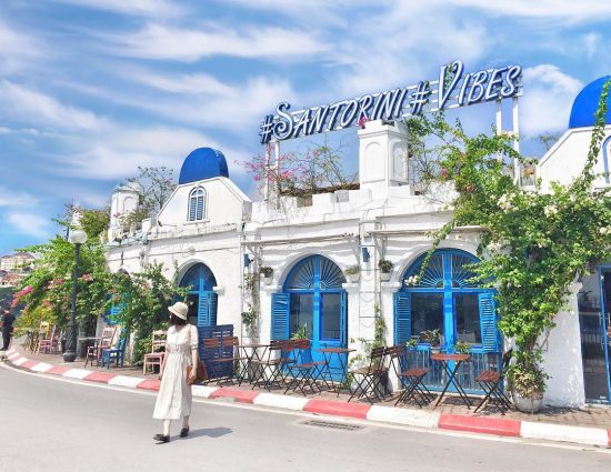 Santorini Cafe sở hữu vị trí đắc địa và lối kiến trúc đông đúc thu hút đông đáo khách du lịch 