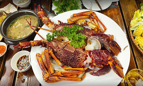 Nhắc tới Hạ Long thì không thể thiếu những món hải sản tươi ngon, hấp dẫn.