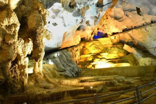 Hang Bi Ký là một trong những hang động nổi tiếng nhất