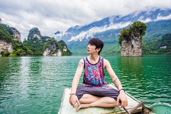 Du khách có thể khám phá lòng hồ Na Hang bằng thuyền
