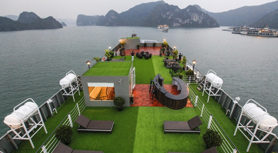 Tầng thượng được thiết kế với thảm cỏ xanh mang lại cảm giác dễ chịu cho du khách 