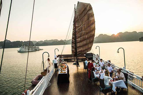 Thử thưởng thức bữa ăn cặp đôi dưới ánh hoàng hôn lãng mạn trên du thuyền Bhaya để cảm nhận một tình yêu trọn vẹn 