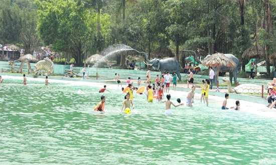 Hoạt động vui chơi dưới nước tại khu du lịch Khoang Xanh Suối Tiên