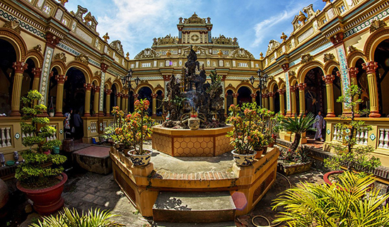 Khi bước chân qua cổng chùa, du khách sẽ phải trầm trồ ca ngợi vẻ đẹp kiến trúc đẹp mắt kết hợp hài hòa giữa kiến trúc phương Đông và phương Tây.