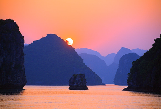 Mặt trời núp bóng sau hòn đảo trên vịnh Hạ Long