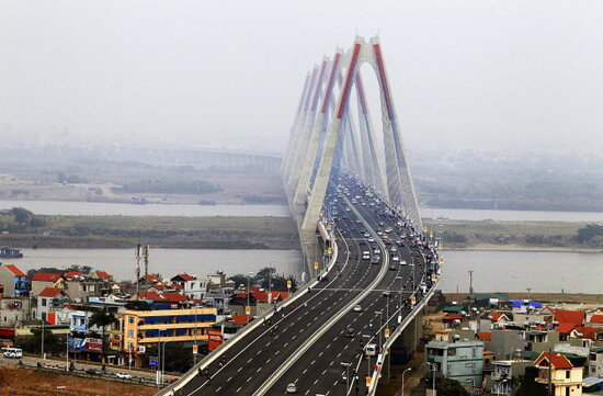 Cầu Nhật Tân là một trong số những cây cầu quan trọng ở Hà Nội