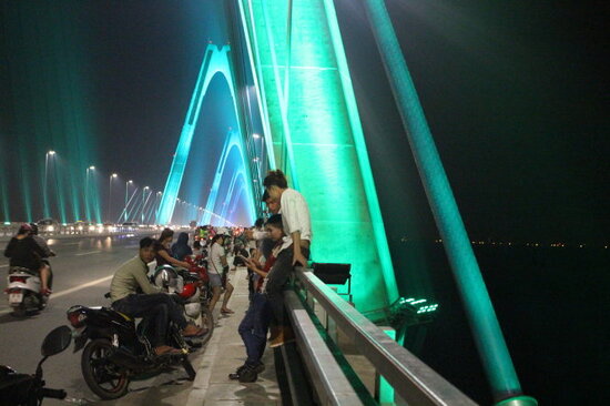 Người dân rủ nhau lên cầu Nhật Tân hóng mát, chụp hình buổi tối