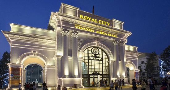 Cổng chào hoành tráng tại Vincom Royal City