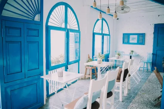 Nội thất bên trong quán cà phê này mang 2 màu xanh - trắng mát mẻ, phù hợp với mùa hè