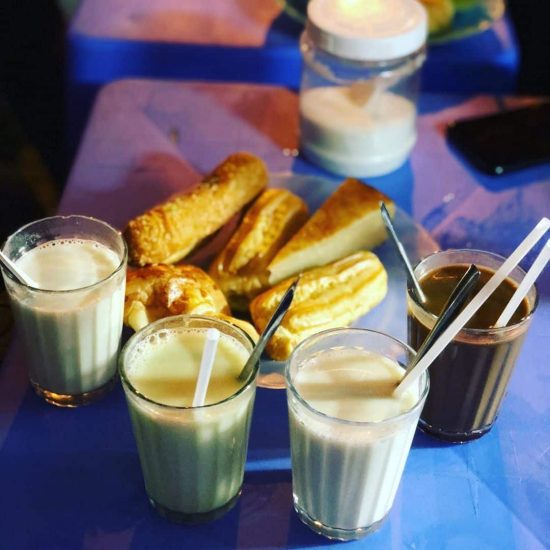 Bánh mì chấm sữa nóng là combo tuyệt vời cho những đêm lạnh ở Đà Lạt