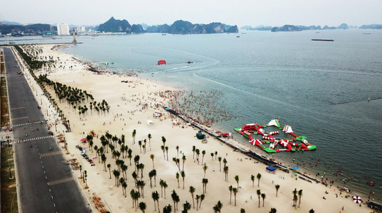 Biển Bãi Cháy tấp nập du khách đến vui chơi vào mỗi dịp hè 