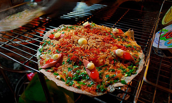 Bánh tráng nướng Đà Lạt ở chợ đêm Đà Lạt có rất nhiều và phong phú cho bạn thưởng thức.