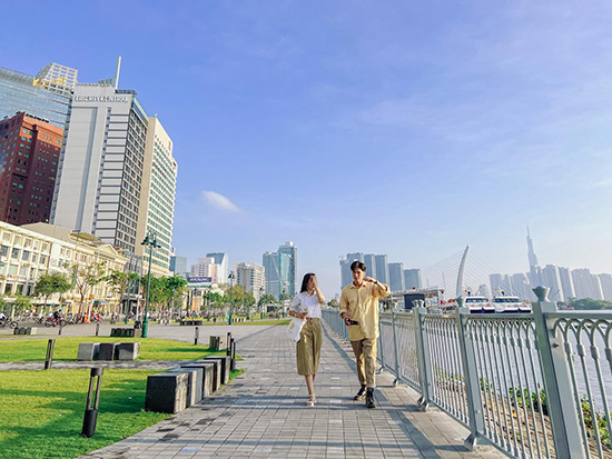 Bến Bạch Đằng là một bến cảng nổi tiếng ở ngay trung tâm thành phố và có góc nhìn nhìn thẳng ra sông Sài Gòn. 